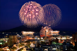 世界有数の活火山桜島と波穏やかな錦江湾 - かごしま錦江湾サマーナイト大花火大会